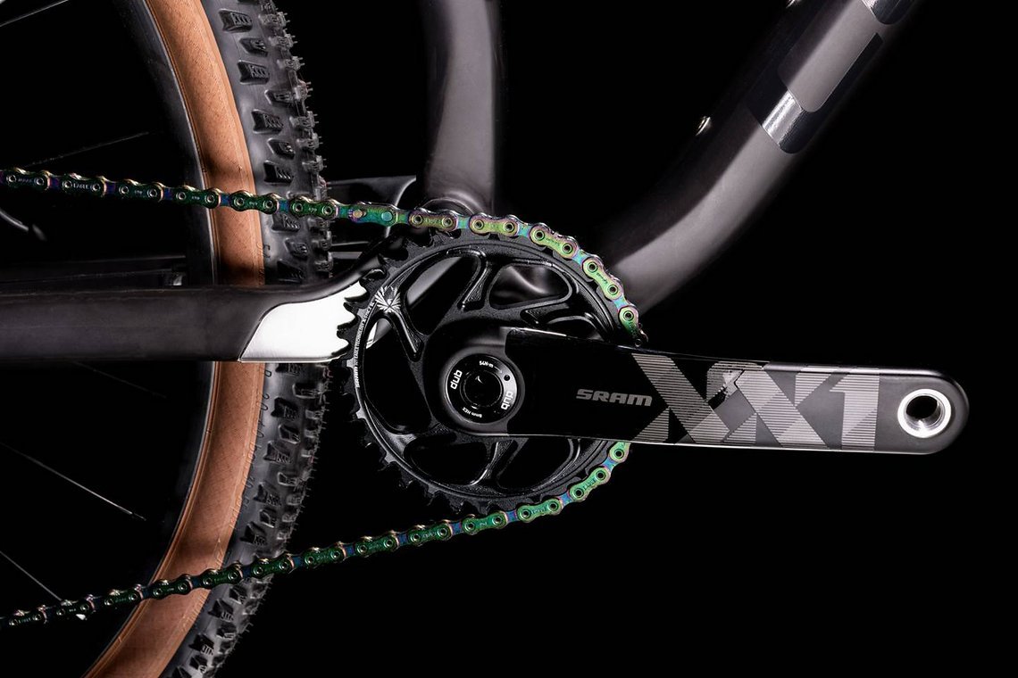… oder SRAM XX1-Komponten inklusive der elektrischen AXS-Ausführung beim Schaltwerk zum Einsatz.