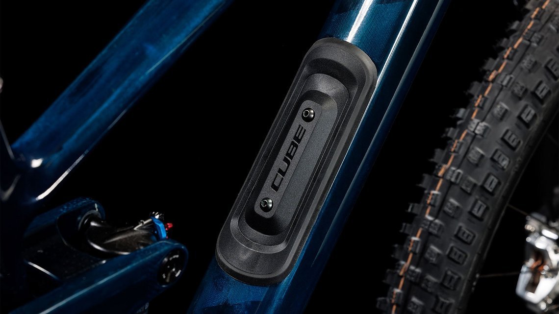 Neu im Hause Cube: Ein Staufach im Unterrohr! Auf der Rückseite der Abdeckung ist außerdem ein Multitool integriert.