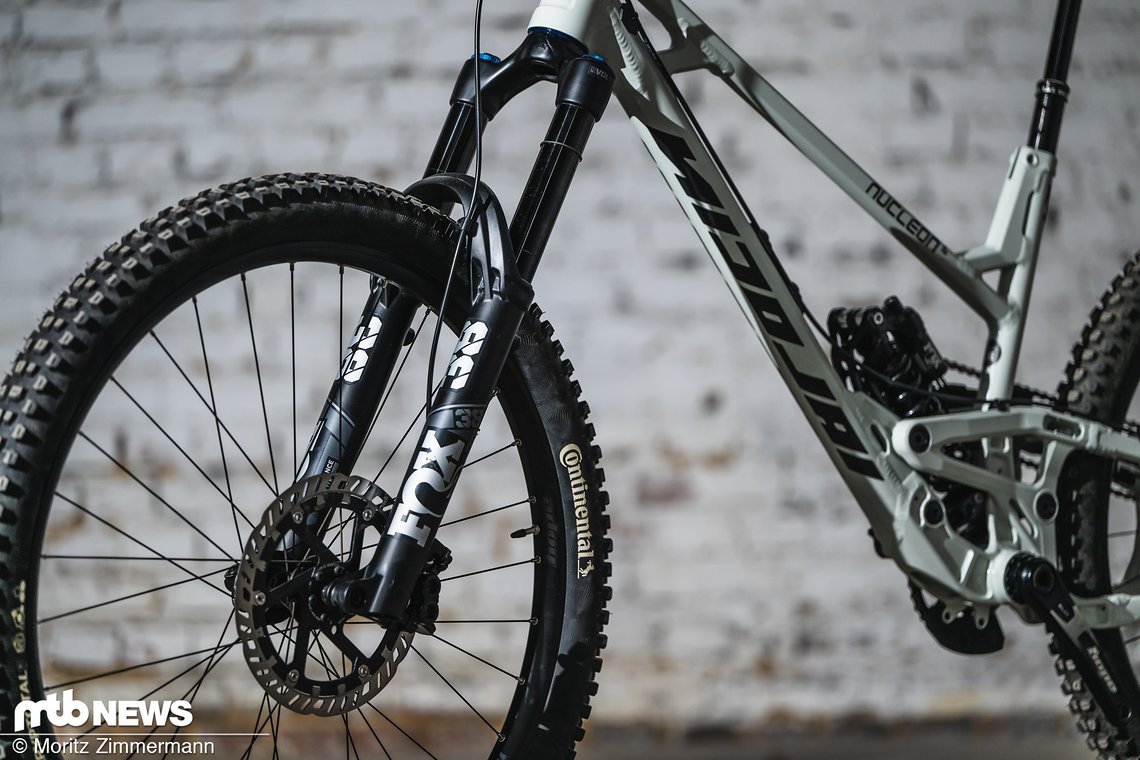 Unser Testbike setzt auf Fox Performance-Fahrwerkskomponenten.