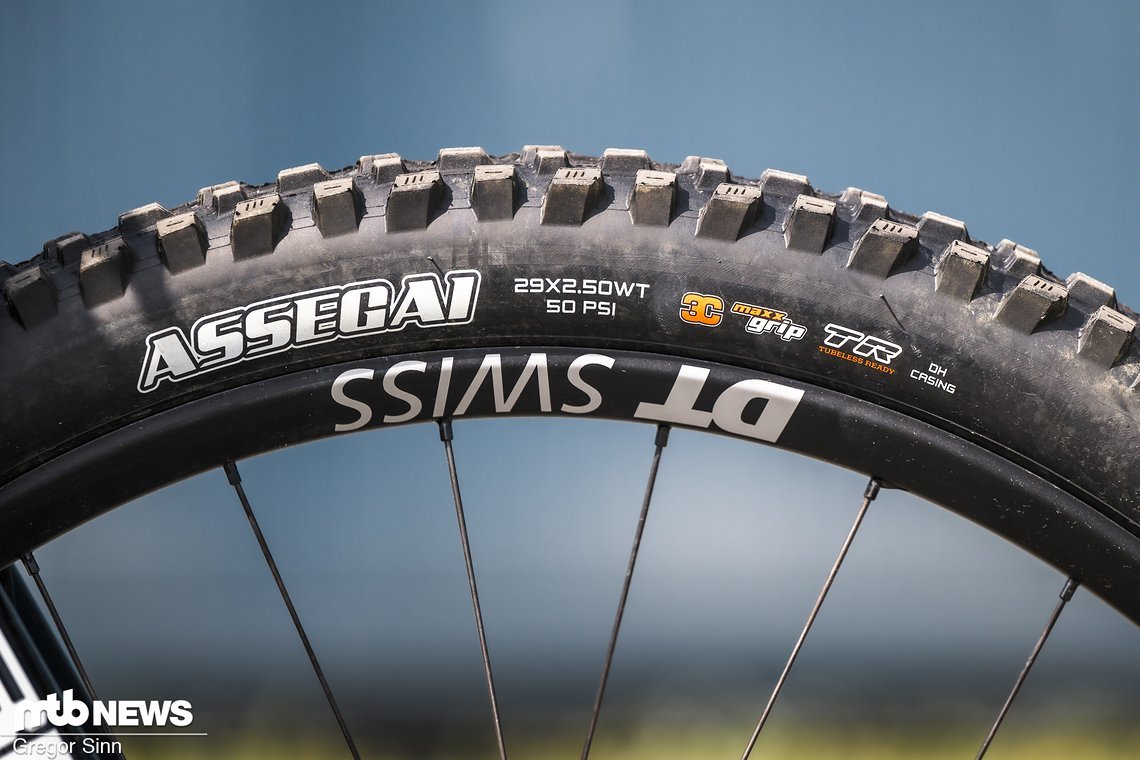Die Bereifung ist aus dem Hause Maxxis.