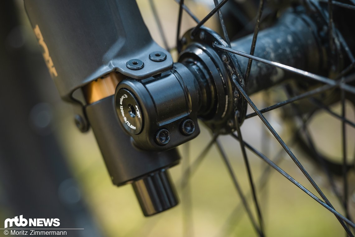 Um eine ausreichend große torsionale Steifigkeit zu erreichen, setzt Fox auf eine 20 mm-Stahlachse