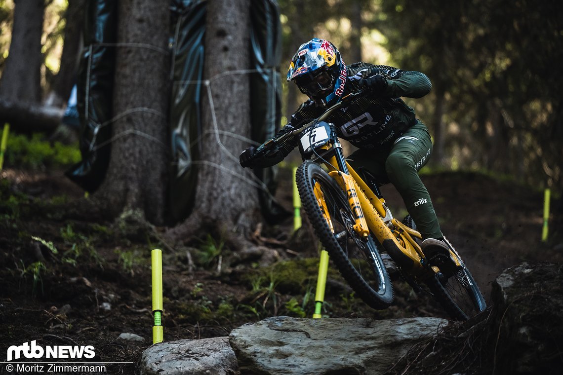 Aaron Gwin ist mal wieder am Start und sieht kein Deut langsamer als zu seinen besten Zeiten aus.