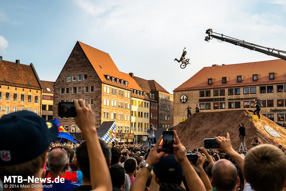 Der Kamerakran kann ihn auch nicht halten: Nicholi Rogatkin steigt spektakulär aus dem versuchten Triple Tailwhip aus.