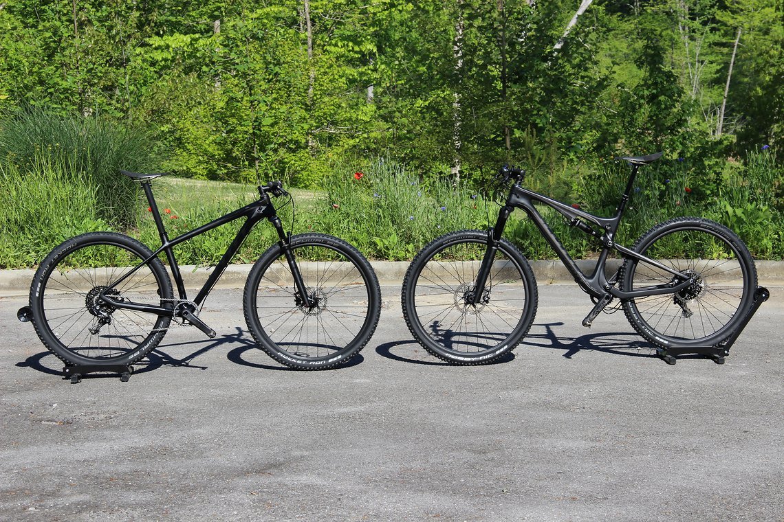 Zwei sich sehr ähnliche aber doch ungleiche Brüder: Das Scott Scale 900 SL (links) und das Scott Genius 900 SL (rechts) von IBC-User Wastelino