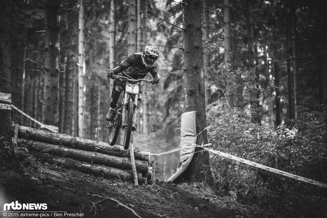 Andy - Andreas - Sieber im Tiefflug über einen der neuen Sprünge im Wald