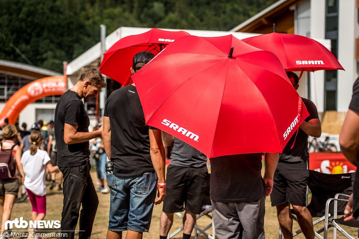 Schutz vor der Sonne oder vorm Regen? Die SRAM-Belegschaft war jedenfalls gut vorbereitet
