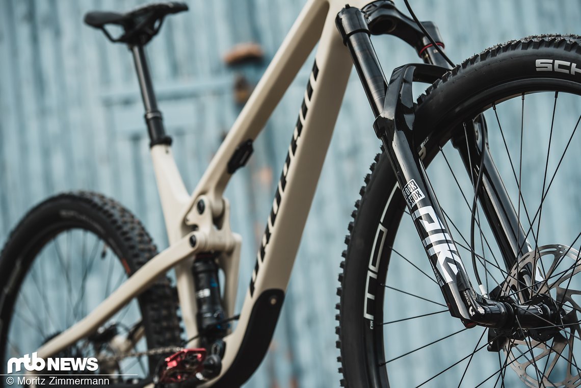 An der Front arbeitet eine RockShox Pike Ultimate-Federgabel mit 140 mm Federweg.
