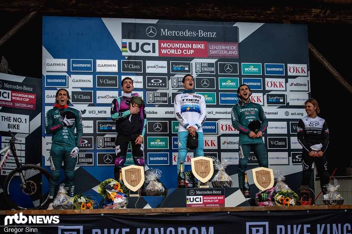 Die vier Franzosen auf dem Podium haben die Musikanlage während der Nationalhymne mit Leichtigkeit übertönt.