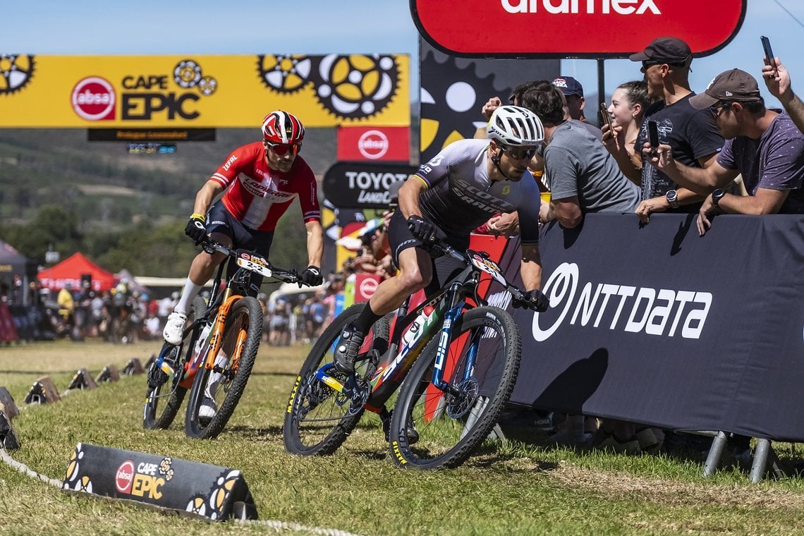 Mit Vollgas geht es für die beiden Cross-Country-Stars Nino Schurter (vorne) und Sebastian Fini (hinten) auf die 26 Kilometer lange Prologstrecke.