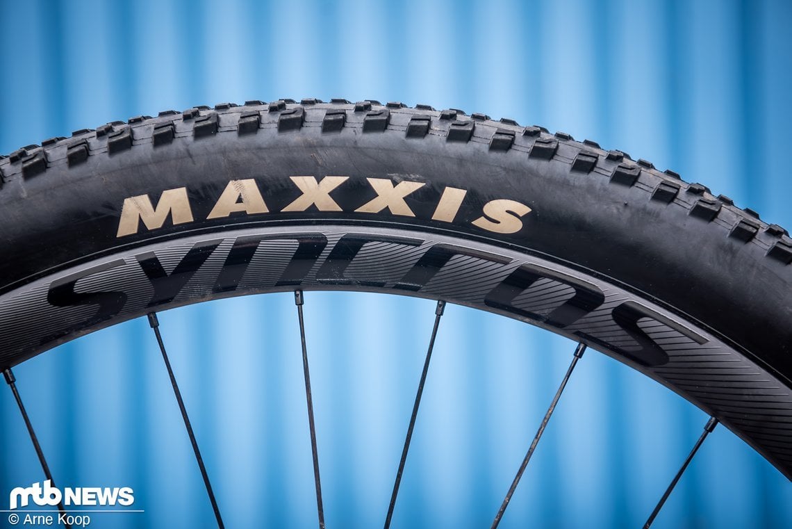 Schicke Syncros-Silverton 1.0-Laufräder runden gemeinsam mit Maxxis Rekon Race-Reifen in 2,4"-Breite das Austattungspaket des Spark RC World Cup Evo ab.