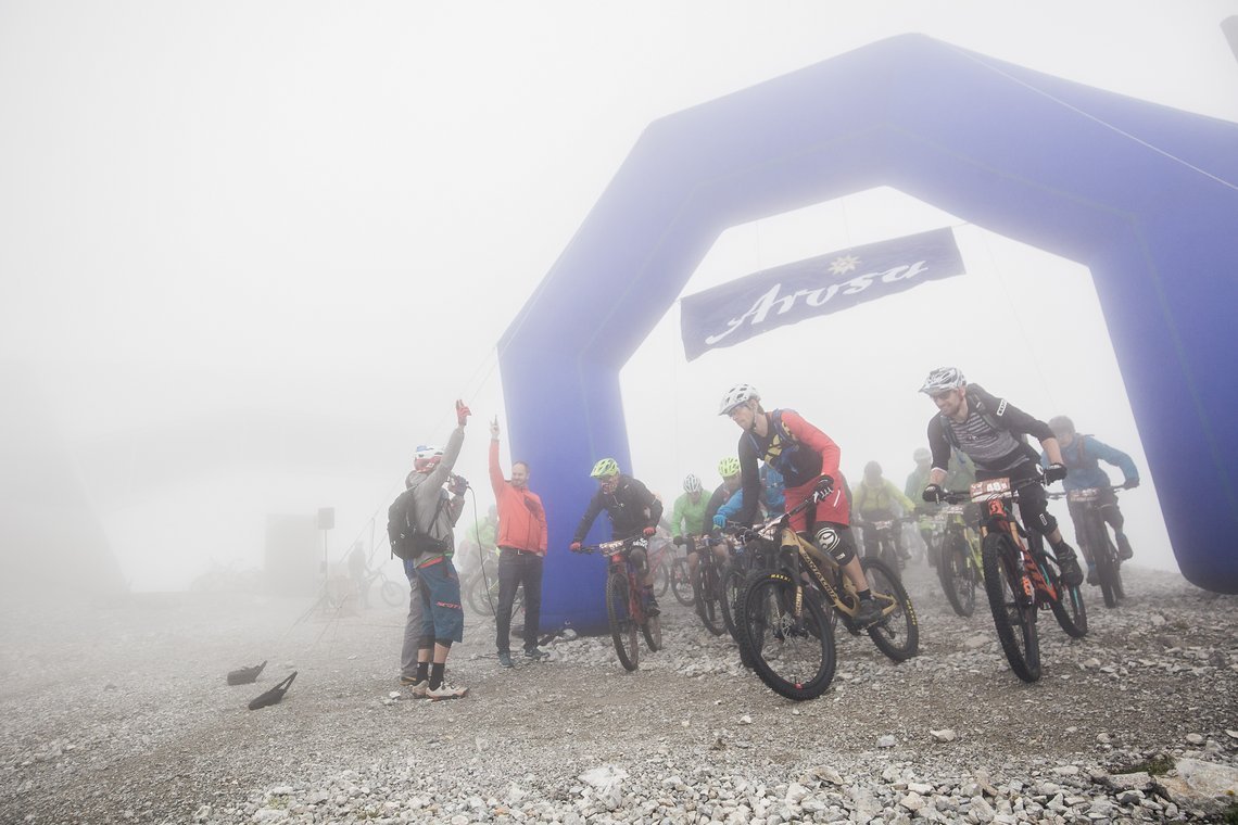 Es geht los: Ganz links habe ich mir einen guten Startplatz gesichert und kann mich weit vorne hinter Andi einreihen, der den Start bis aus dem Nebel hinaus kontrolliert