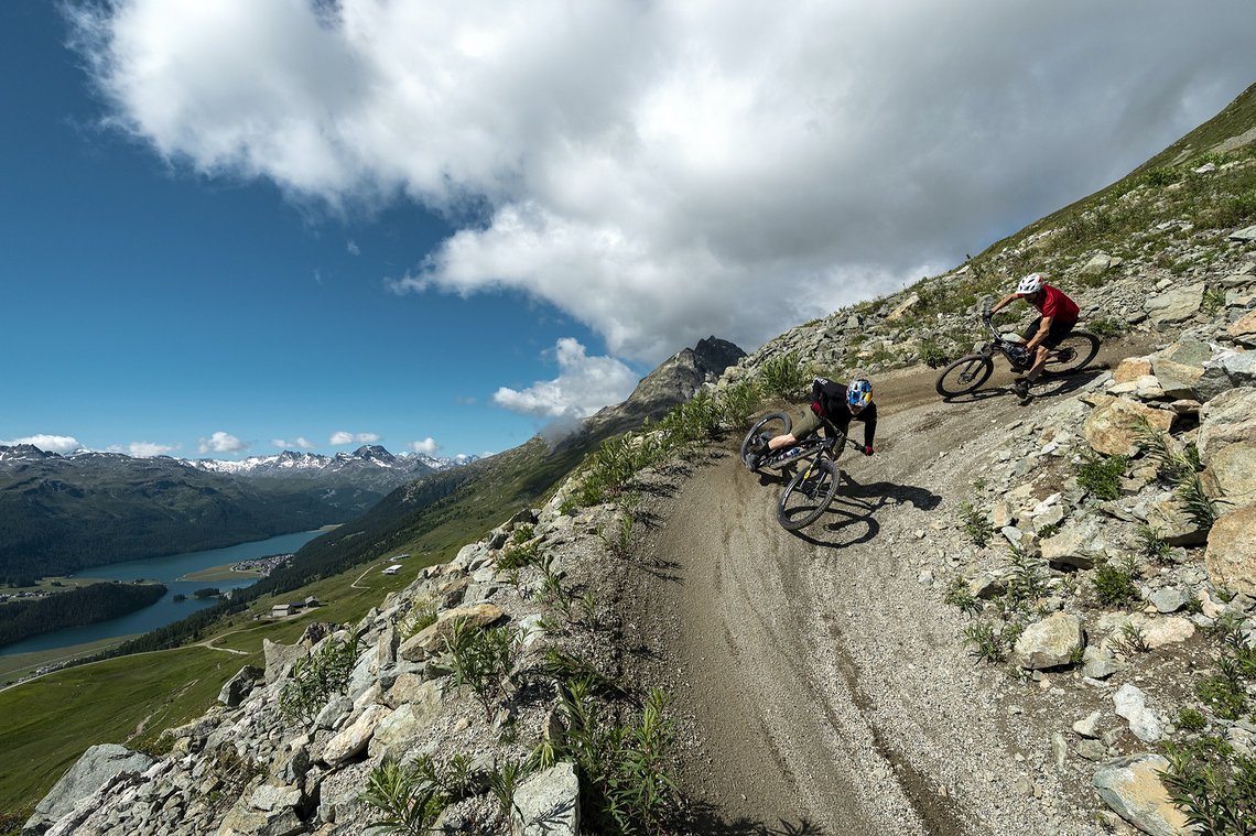 Mit ordentlich Schwung geht es über schicke Trails im malerischen Engadin