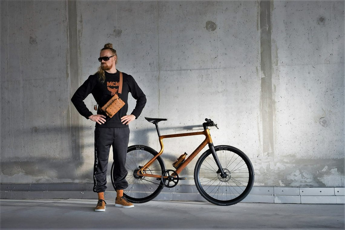 Man kann es erahnen, dass MCM eher aus der Mode- denn aus der Bikewelt kommt