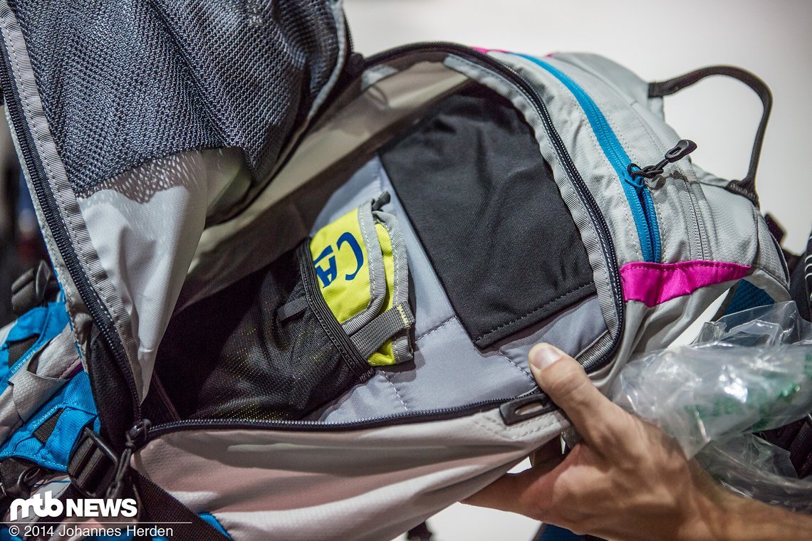 Im Hauptfach bietet Camelbak eine Regenülle sowie zwei zusätzliche Netztaschen, die für Ordnung sorgen sollen. Eine weiche Brillentasche (blauer Reißverschluss) ist Pflicht.