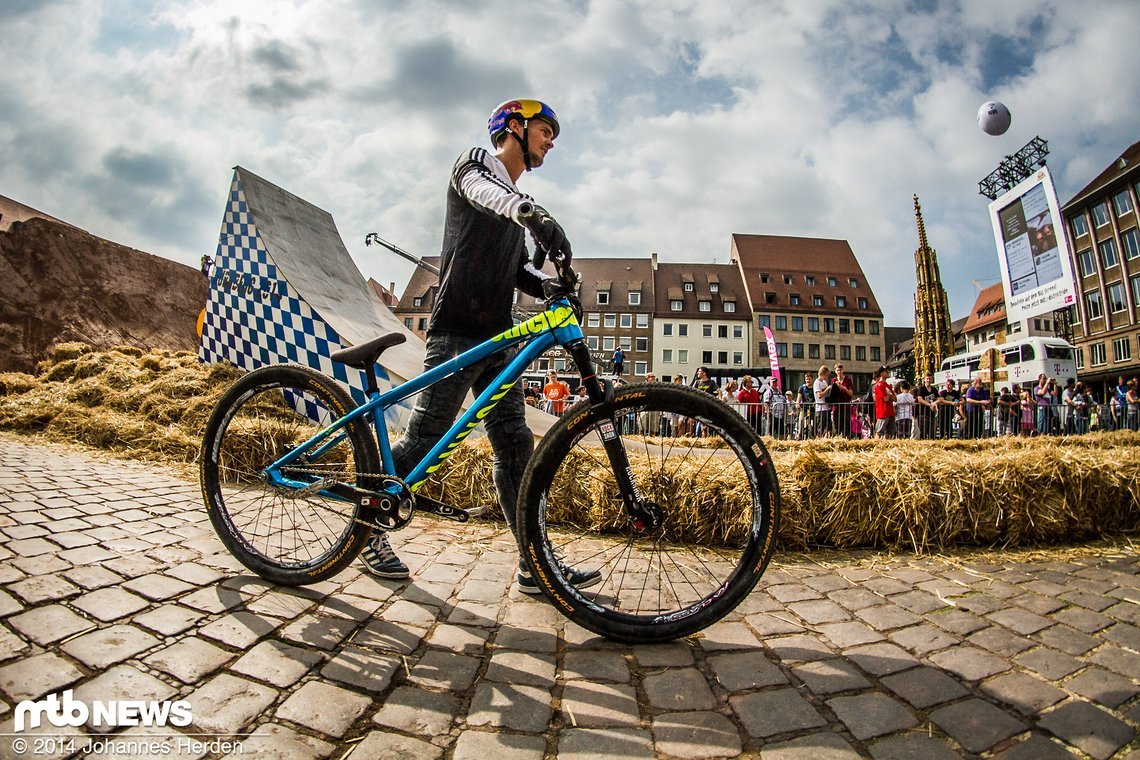 Peter Henke nach seinem Run auf dem Weg nach oben. Beim letzten Sprung gibt es die Option auf 10 oder 14 Meter Sprungweite zu gehen.