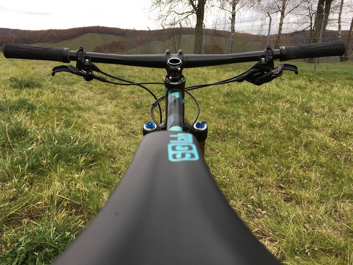 Die Lenkzentrale samt Syntace Vector High5 Carbonlenker