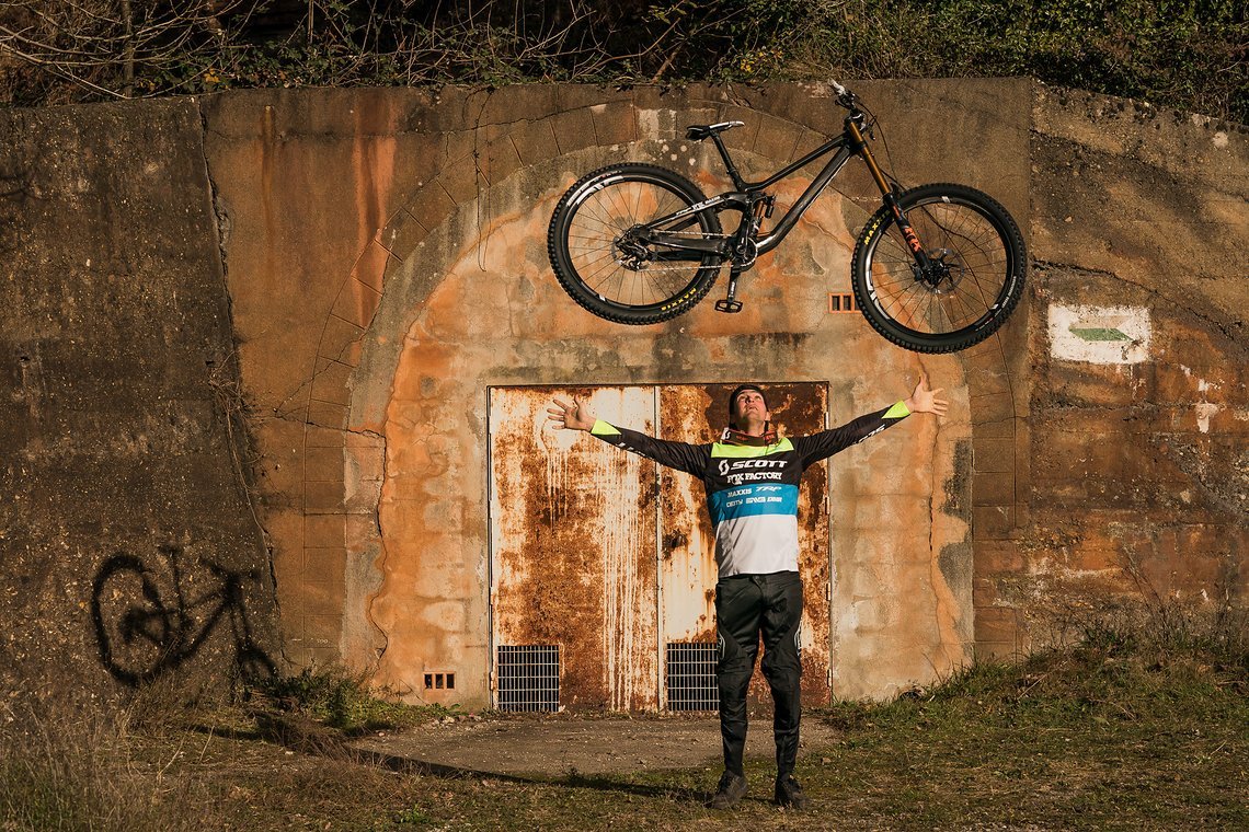 Da kann man vor lauter Freude mal sein Bike in die Luft schmeißen: Brendan Fairclough bekommt nicht nur ein neues Arbeitsgerät, sondern auch drei neue Teamkollegen
