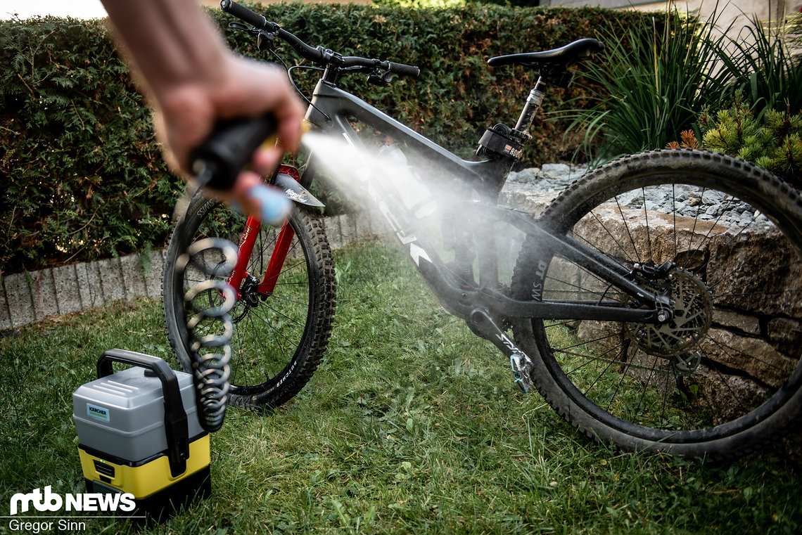 Mit etwas zusätzlichem Wasser-Volumen haben wir unsere Bikes immer zuverlässig sauber bekommen.