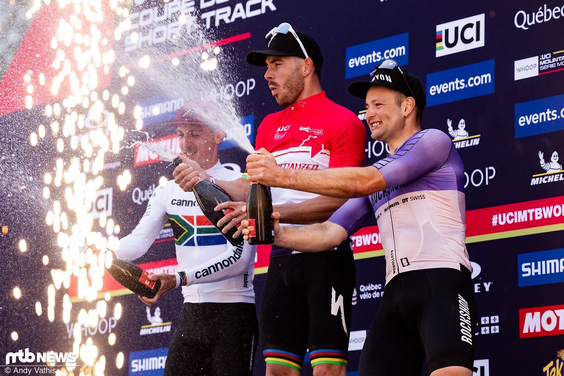 Das Podium der Short Track-Weltcupwertung: Victor Koretzky siegt überlegen vor Alan Hatherly und Luca Schwarzbauer.