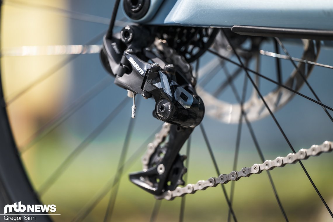 Geschaltet wird mit dem bewährten SRAM X01 DH-Antrieb mit 7 Gängen.