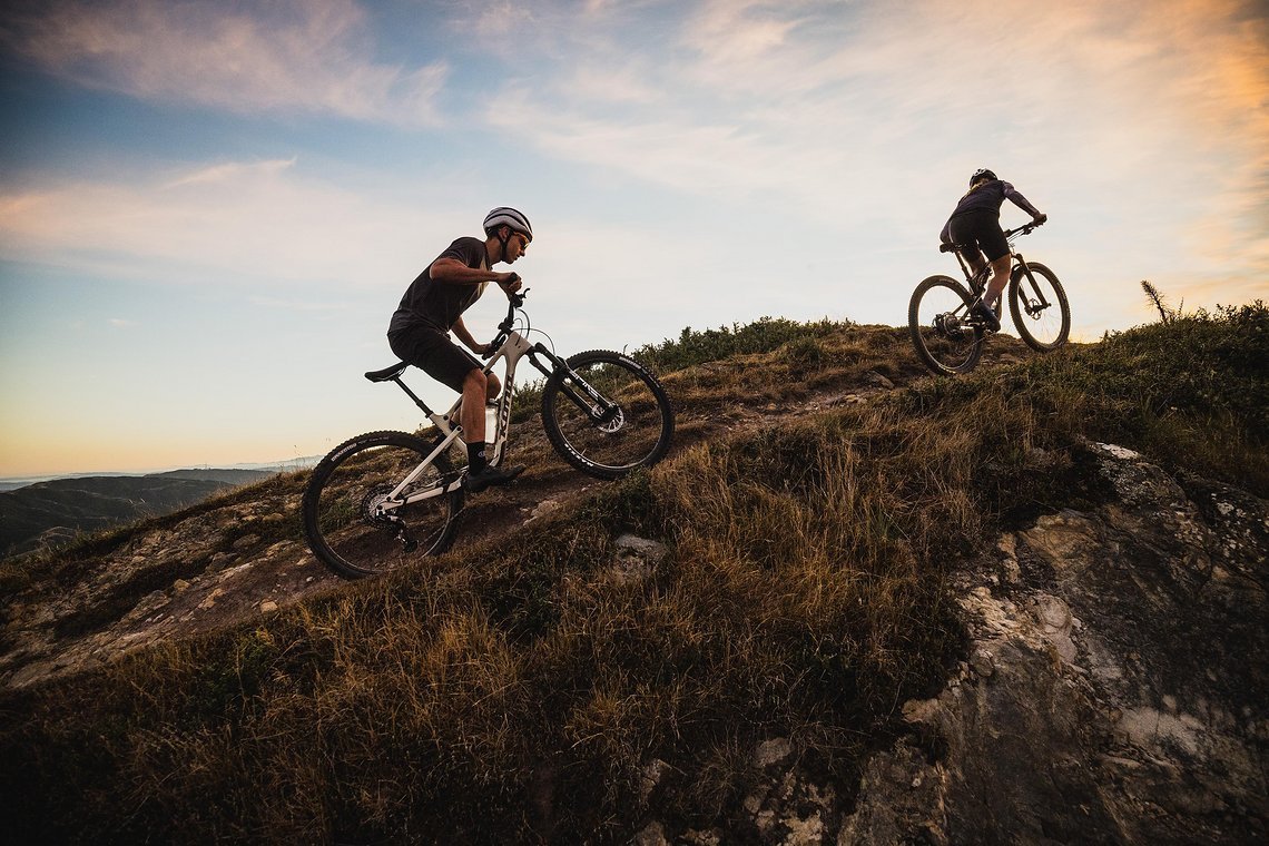 Lang, aber nicht flach, soll das Kona Hei Hei alles von XC über Trail bis Tour abdecken.