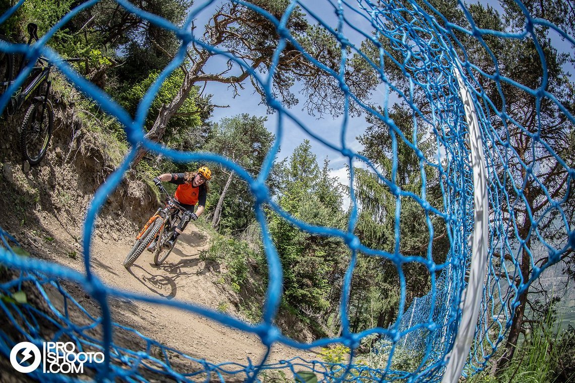 Chris Trojer vom Hauptsponsor Fox auf dem Aigen-Trail Stage 6.