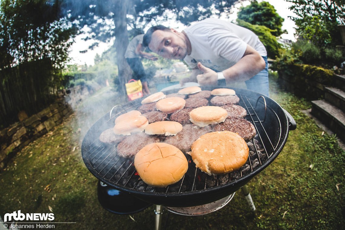 Vorbereitung am Vorabend: Bikes, Burger & Beer beim Team MTB-News.de