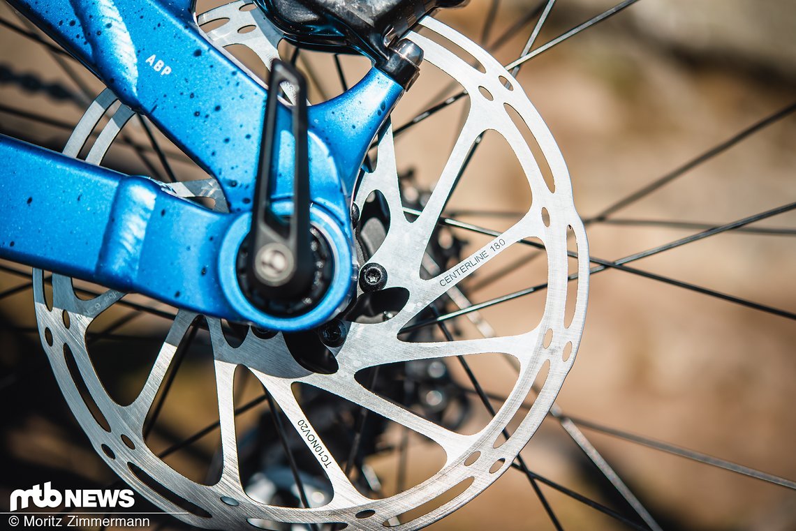 … fehl am Platz an einem 29"-DH-Racebike ist jedoch die 180 mm-Scheibe am Heck.