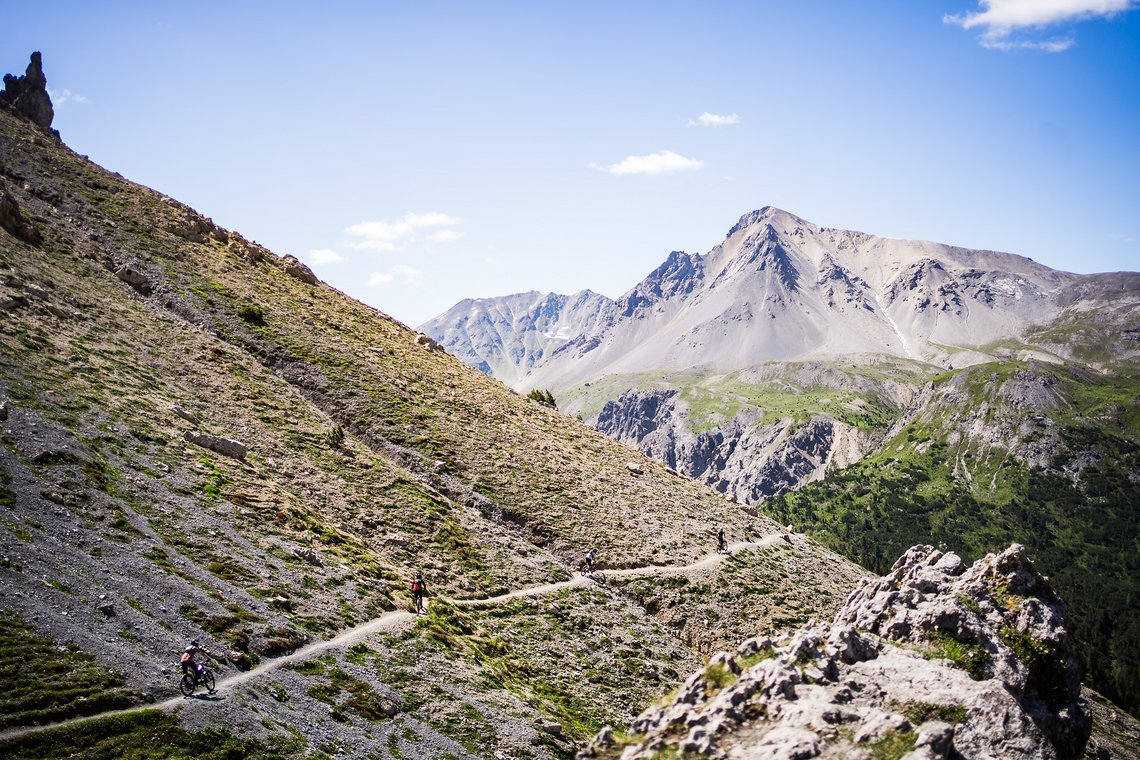24 - Der erste Teil der Anfahrt zum Ofenpass ist etwas zu ausgesetzt zum Racen, aber zum entspannten Fahren ein Hochgenuss  - Foto (c) Max Schumann jpg