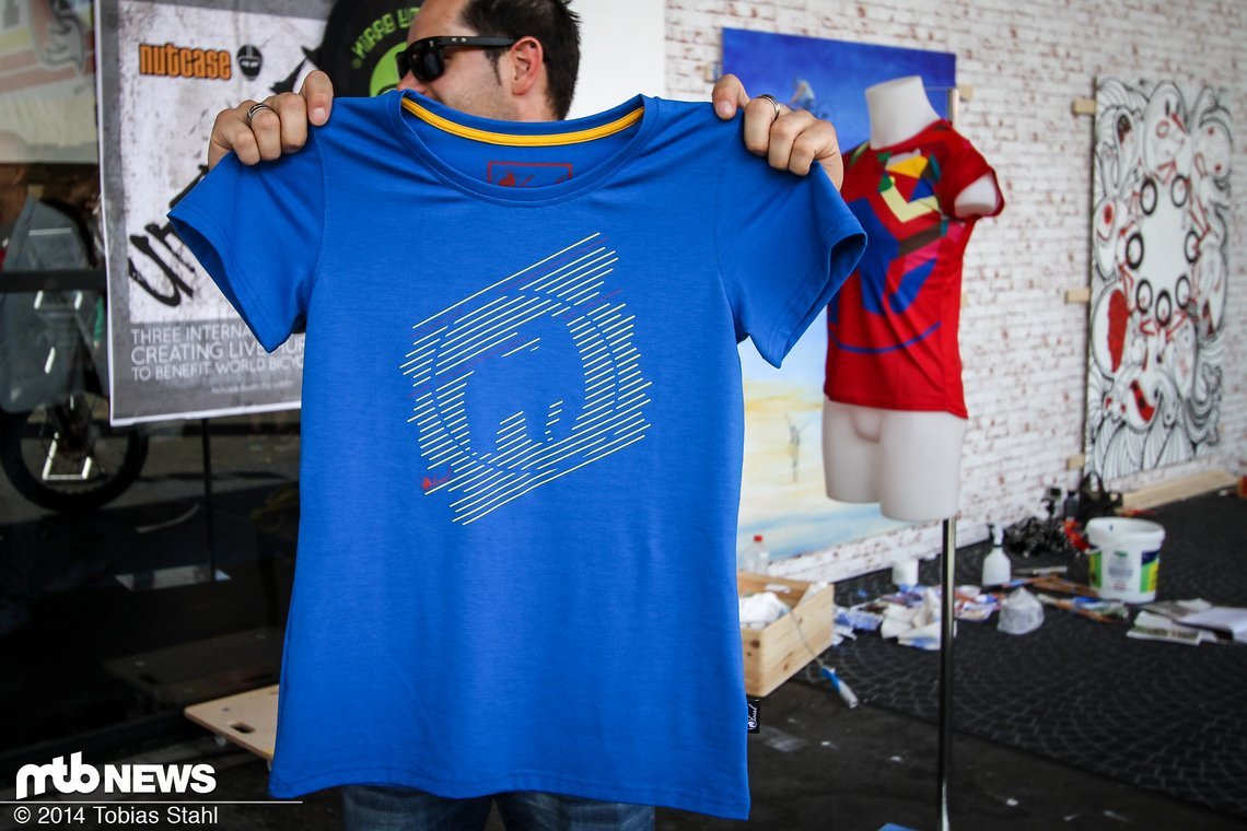 Das Local Outerwear Trace T-Shirt aus Dri-Release Material ist für bikende Frauen geschnitten