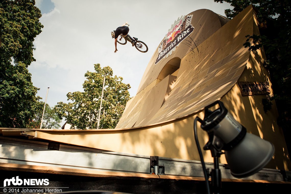 ... gefolgt von einem Tuck No-Hand Air und einem anschließend schnell eingestreuten Barspin