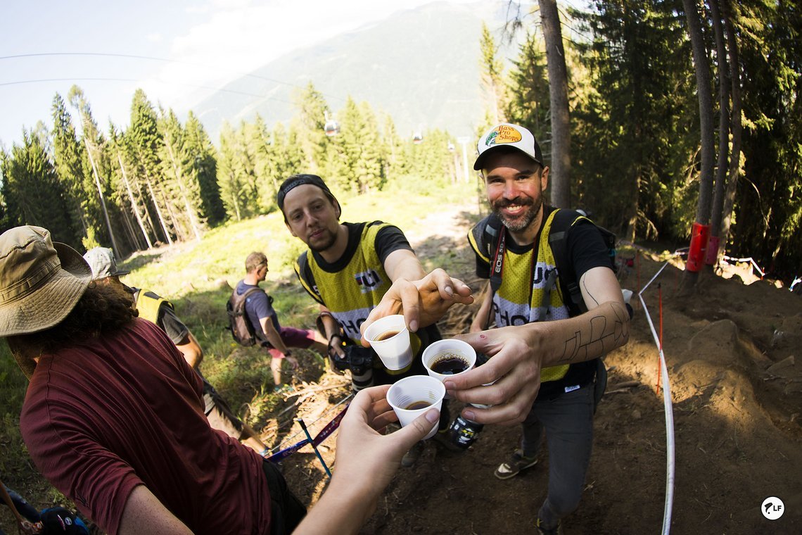 Prost! Nur in Val di Sole. Fotografen und Streckenposten werden mit Wasser & Kaffee versorgt. Ein hoch gehandeltes Luxusgut an langen Renntagen.