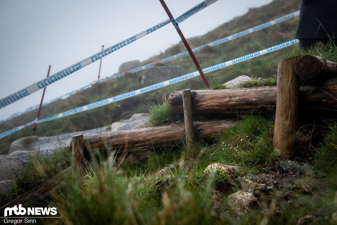 … seitlich stützen Holzkonstruktionen die aufgeschüttete Fels-Schotter-Masse …