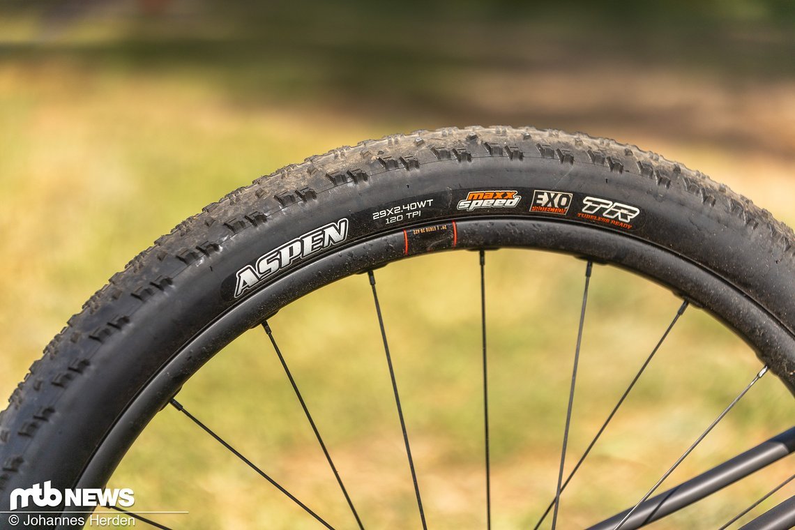 Gerollt wird auf Maxxis Aspen-Bereifung.