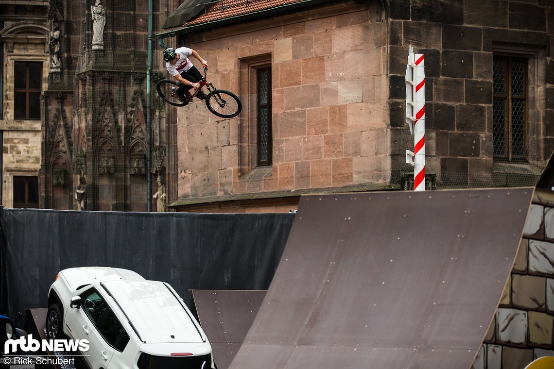 Sam Pilgrim mit einem 360 aus dem Training
