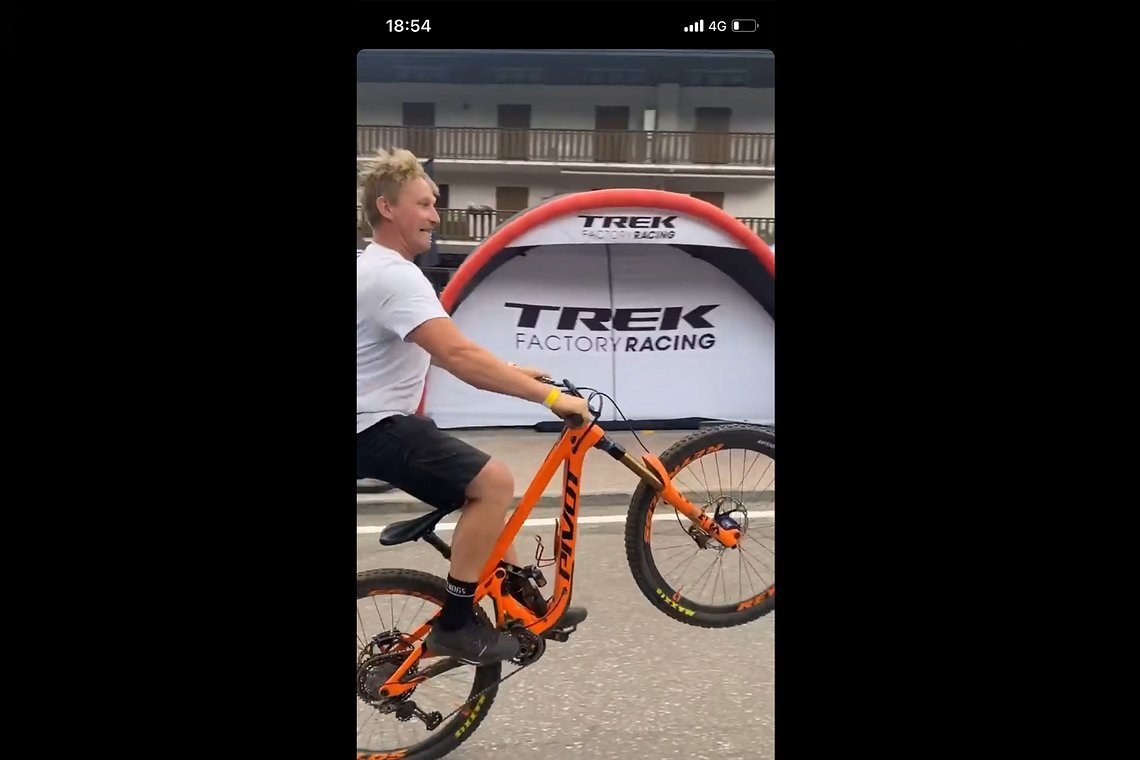 In der Insta-Story kann das Bike anscheinend schonmal gut im Wheelie überzeugen!