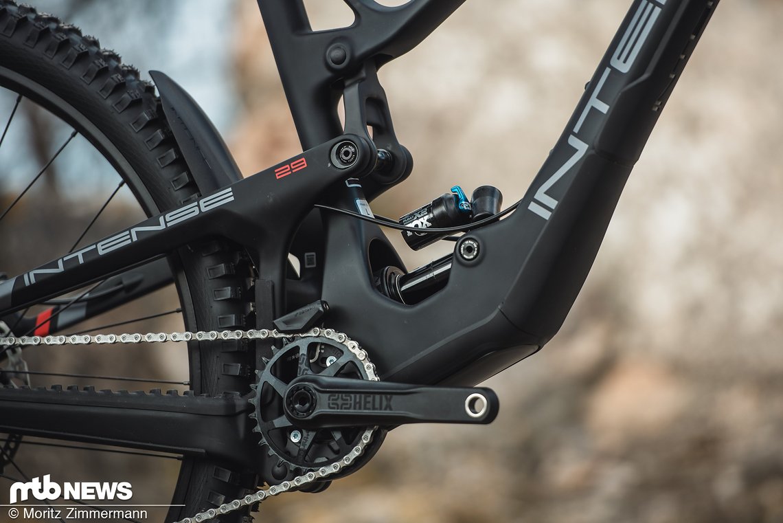 Der Rahmen des Intense Tracer 29 gehört definitiv zu den wuchtigeren Kandidaten im Enduro-Feld.