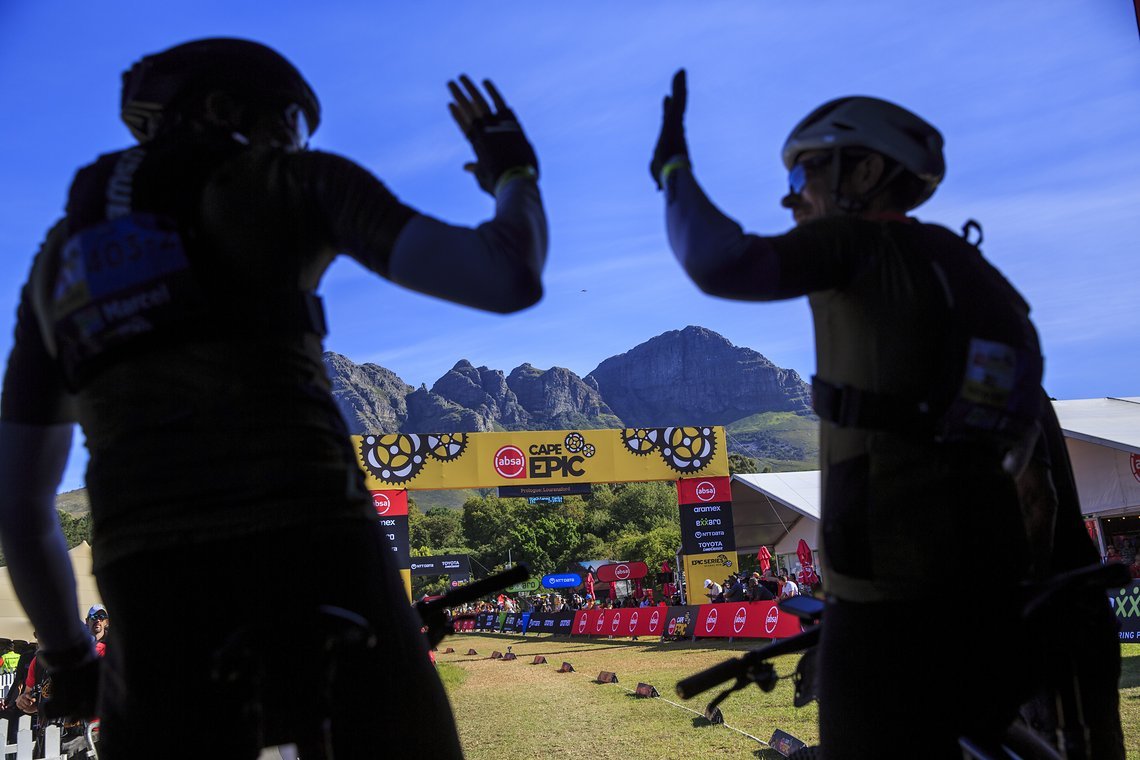 Cape Epic 2024 - los geht's! Wir freuen uns auf acht Tage vollgepackter Action mit spektakulären Bildern von der Rennstrecke.