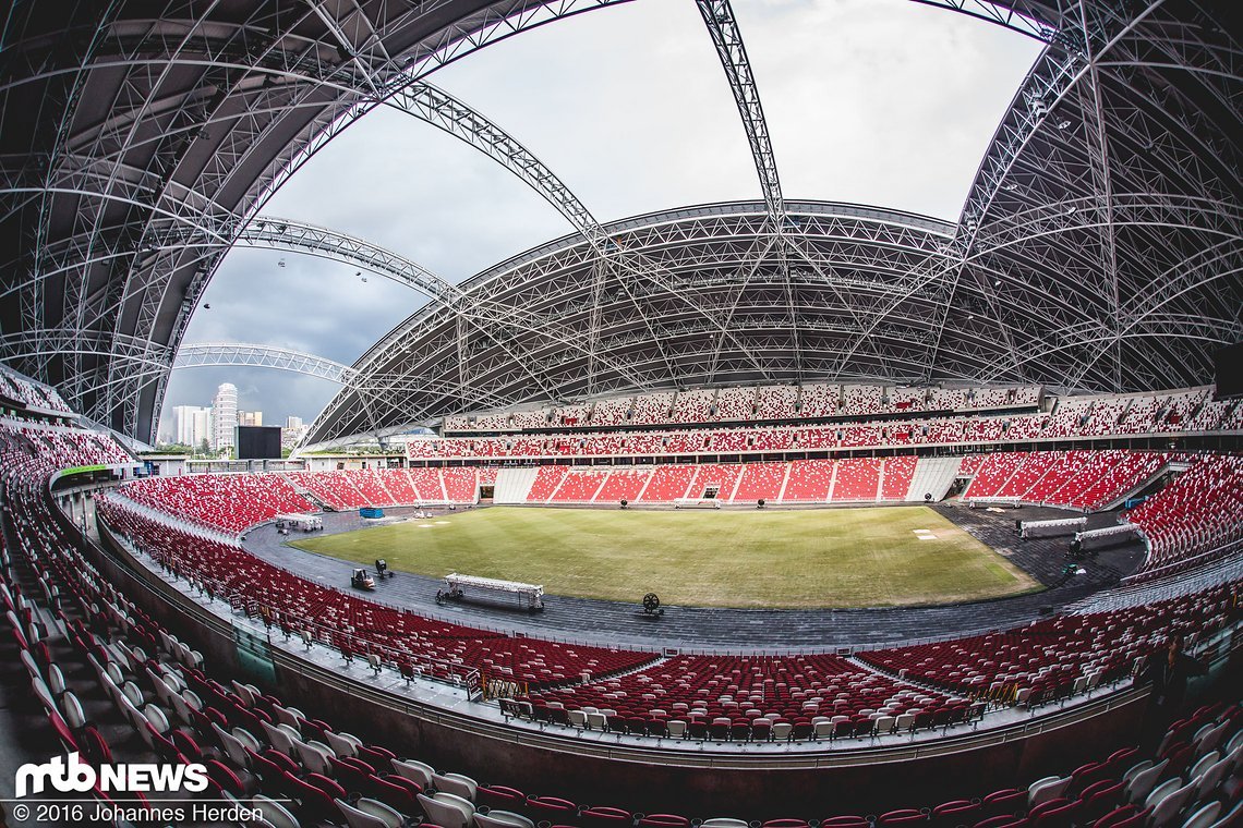 Im Nationalstadion. Das Dach kann eingefahren werden