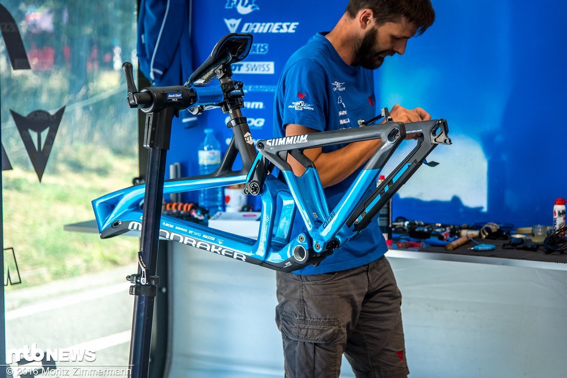 Danny Harts Mechaniker Christian Schandl kümmert sich vor Trainingsbeginn auch um die vielen kleinen Details an dessen Arbeitsgerät ...