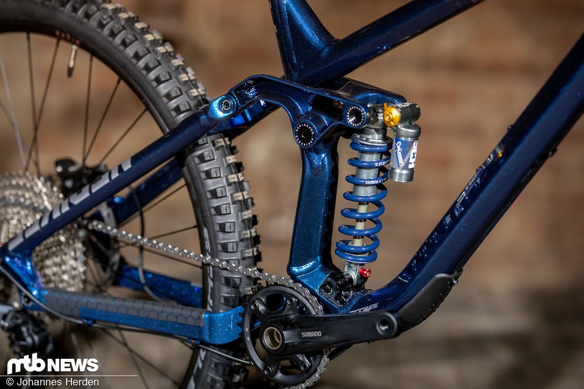 Shimano-Antrieb, Schwalbe-Reifen und ein Fahrwerk bestehend aus X-Fusion-Stahldämpfer und RockShox-Federgabel.
