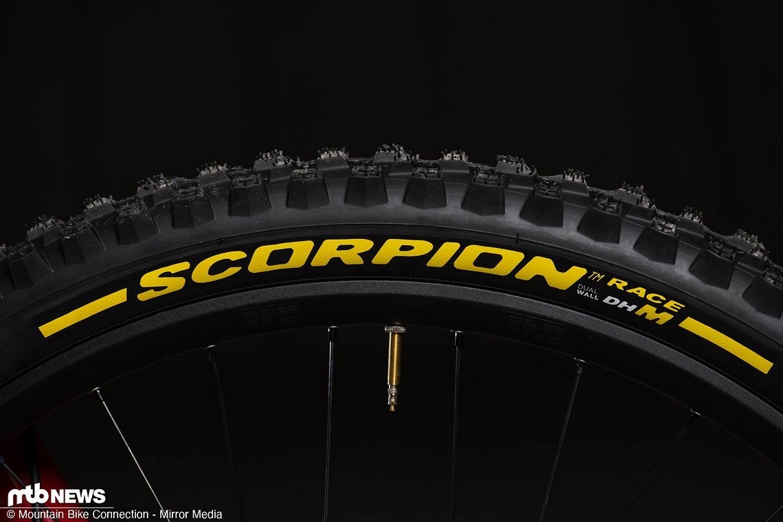 Der Pirelli Scorpion Race M soll besonders vielseitig sein und seine Stärken auf festem Untergrund ausspielen.