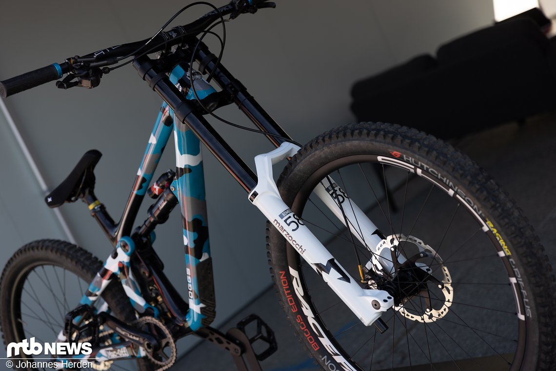 Passend zum Bike gab es eine weiße Marzocchi 58 Doppelbrückengabel zu sehen.