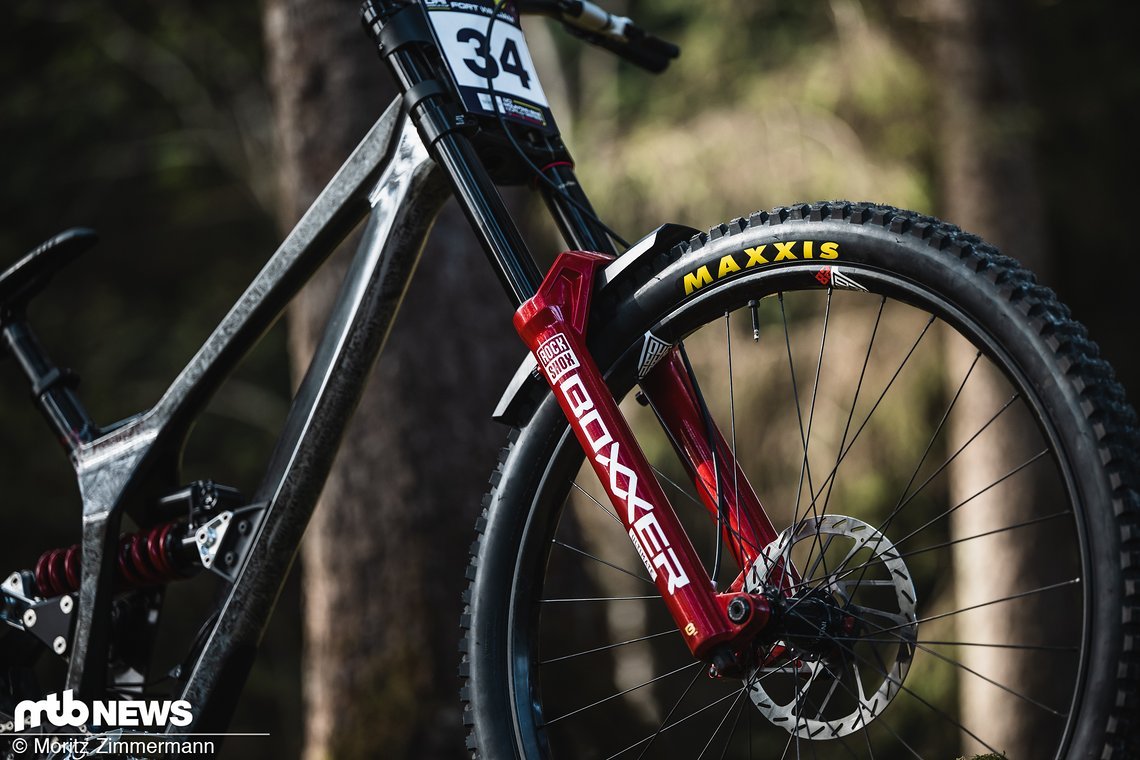 Vorne werkelt eine RockShox Boxxer …