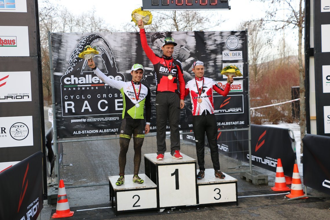 Trainer und Schützling gemeinsam auf dem Podest: Näf siegt beim Cross Rennen in Albstadt vor Schelb.