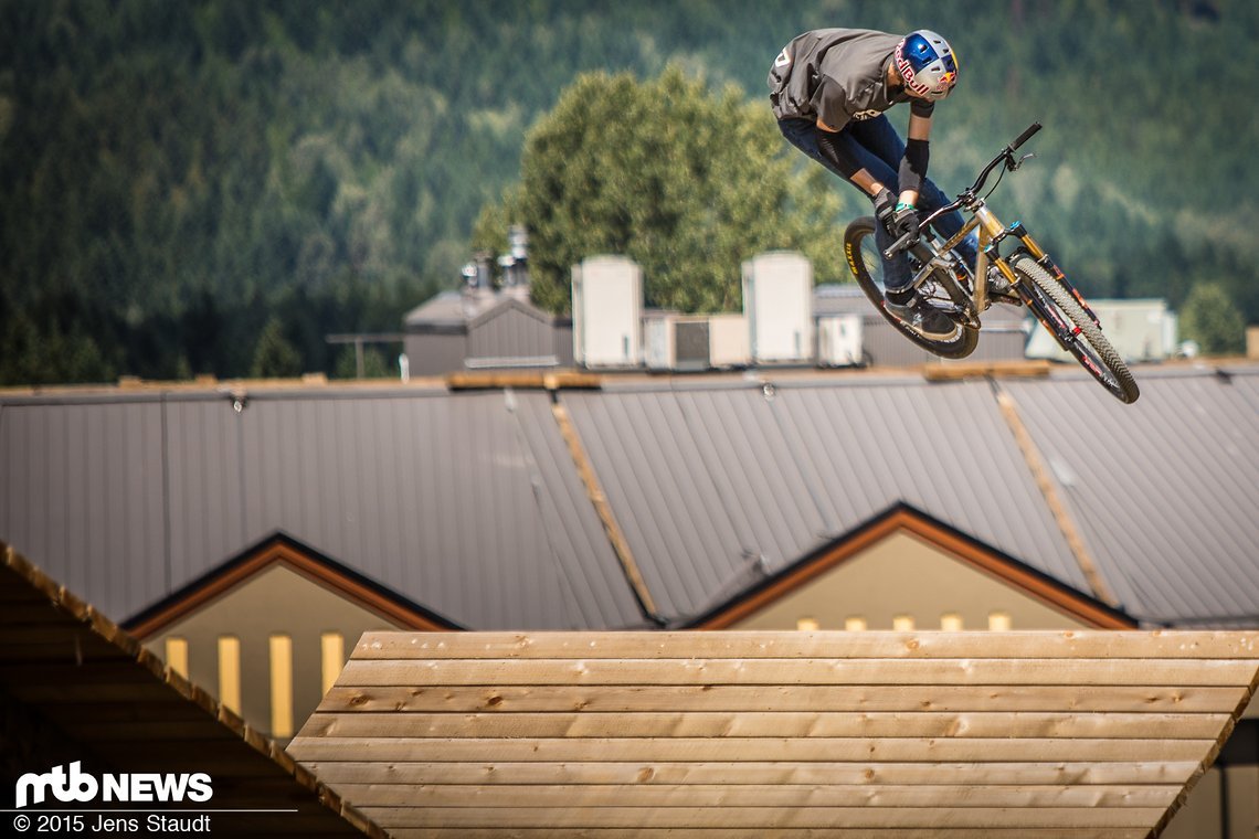 Genon zog einen 360 Barspin von der Wing hinunter