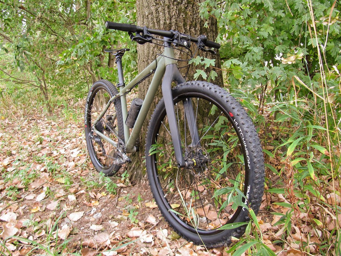 Die schlichte BXT Carbon MF-004 Starrgabel passt perfekt zum olivgrünen Rahmen