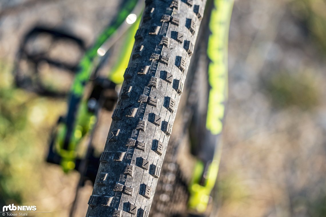 … während am Heck der schwach profilierte und flache Maxxis Forekaster seinen Dienst verrichtet