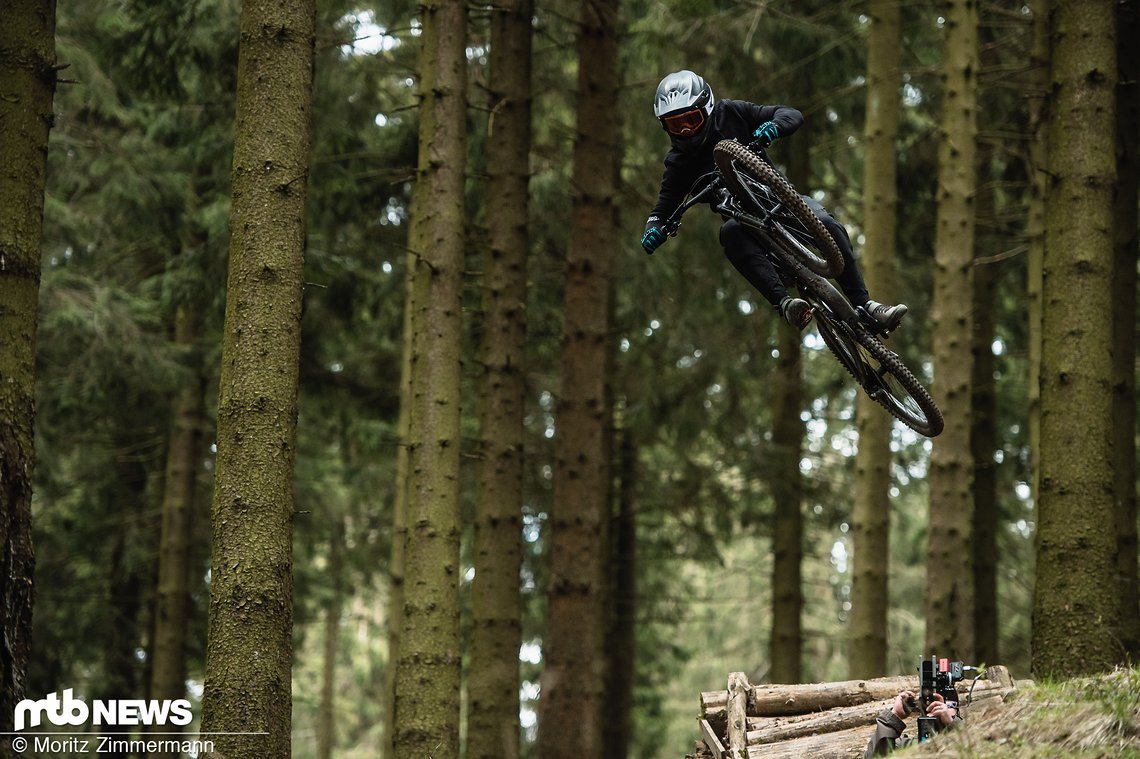 Am besten funktioniert das Slash, wenn man einfach beherzt am Lenker reißt und den Enduro-Boliden in die Lüfte bewegt