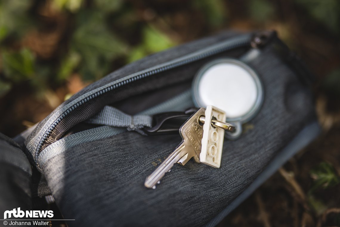 Die Seitentasche hält zusätzlich einen Karabiner für die Schlüsselbefestigung bereit.